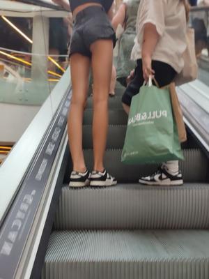 Skinny Polonês Adolescente NN sincero no shopping