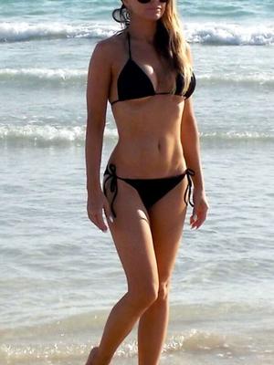 Carmen Electra bikini negro