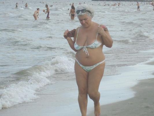 Mamie en mini-bikini sur la plage