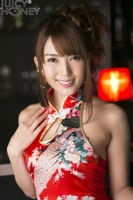 Yui Hatano enlève sa robe sexy