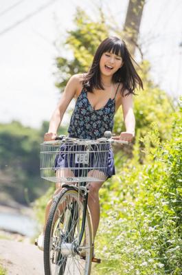 Nanami Sakura, une fille en bikini