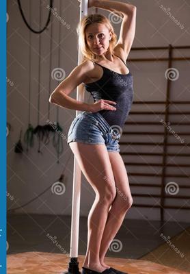 Danseuse de pole blonde mature en short en jean