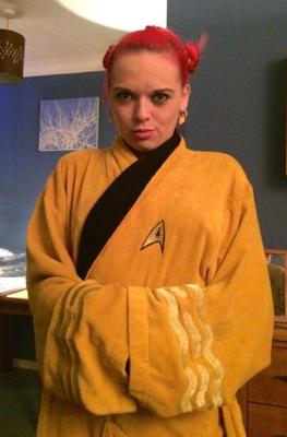 Namorada sexy posa em robe de Star Trek