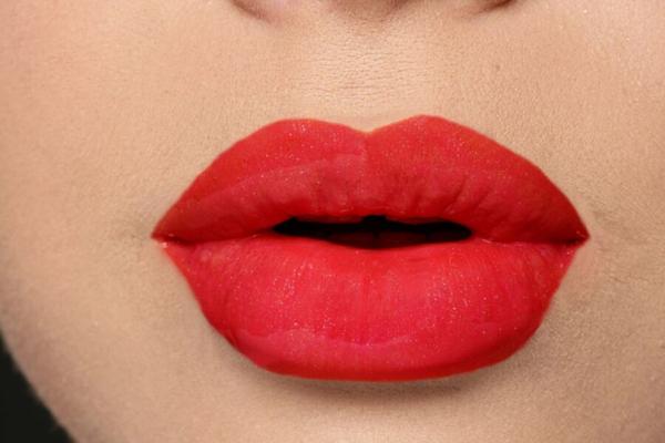 Hot Sexy And Glossy Red Lips For You (Boys and Girls)