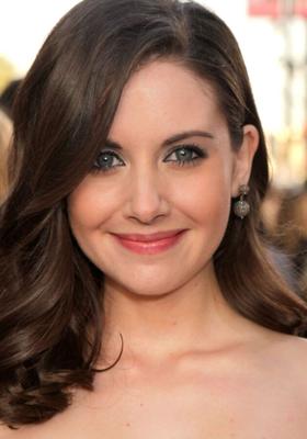 Alison Brie schlüpft aus ihrem winzigen schwarzen Kleid