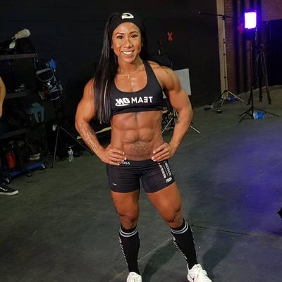 Melissa Wee musclée qui a l'air amusante !