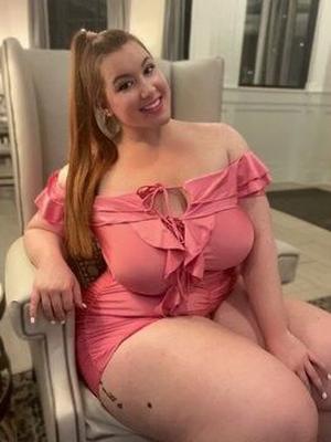 Fille amoureuse avec un cul aussi gros que ses seins