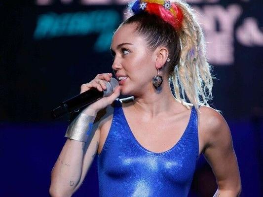 Miley Cyrus prostituta seus peitos e bunda pelo judaísmo