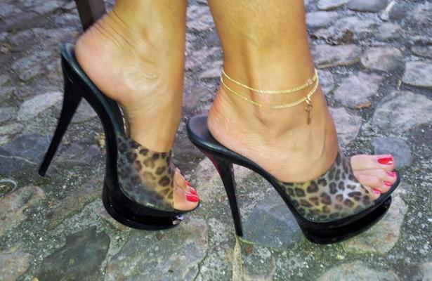 PJM - Pieds incroyables dans divers talons