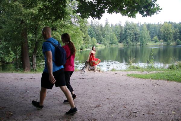 Elizaveta nackt in einem öffentlichen Park