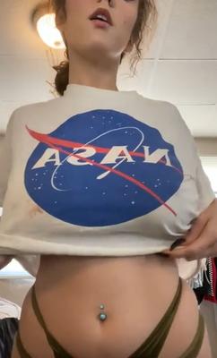 Les gros seins spongieux vont à la NASA