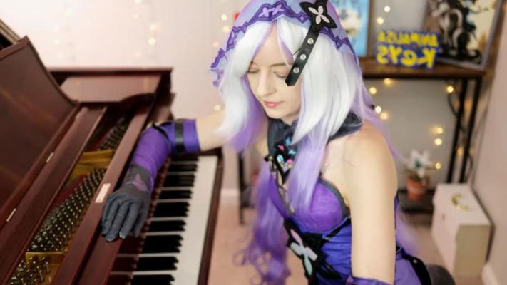 Animalisa Keys joue du piano et fait du cosplay