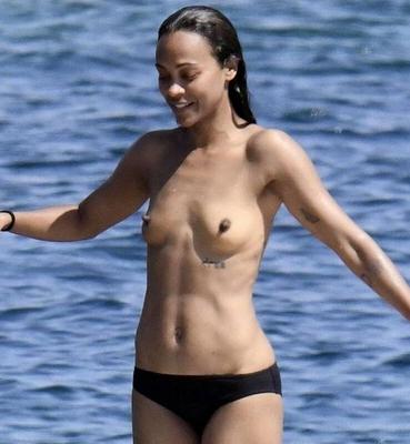 Zoe Saldana avec ses petits seins sur l'océan