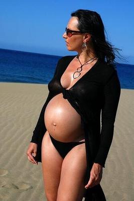 une autre femme enceinte qui pose