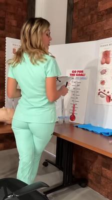 Sexy Krankenschwester mit Cameltoe